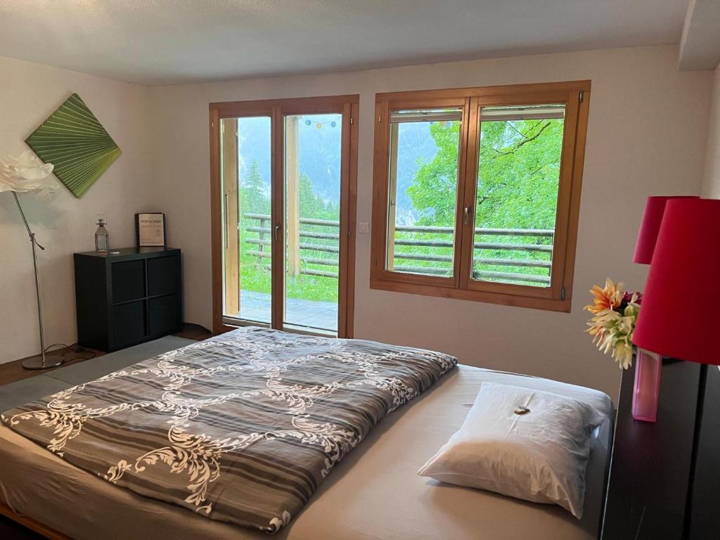 Ένα ή περισσότερα κρεβάτια σε δωμάτιο στο Bed & Breakfast in car-free Wengen - Hop in Nest BnB