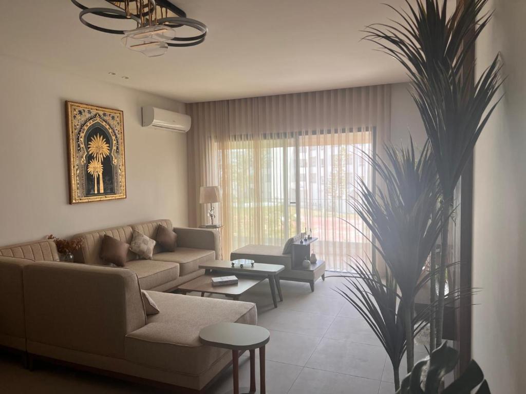 a living room with a couch and a table at Blue Bay Appart hôtel in Monastir