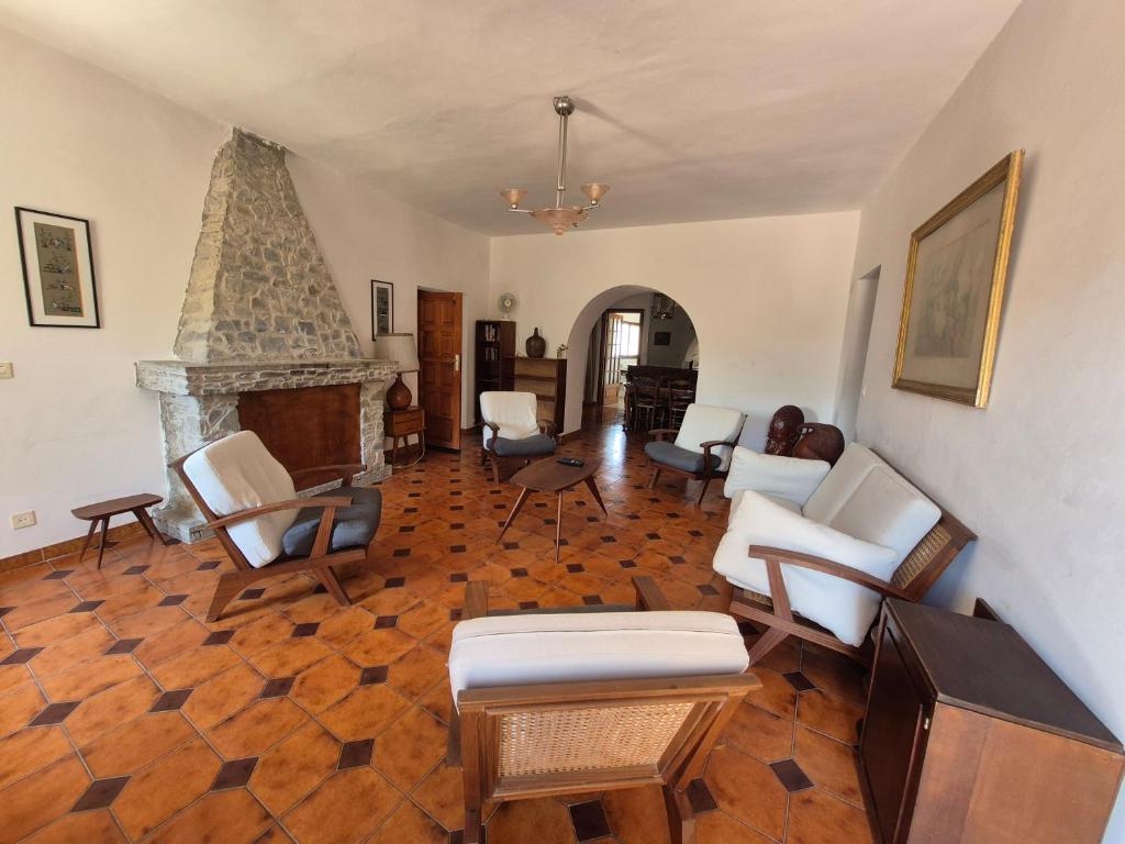un salon avec des chaises et une cheminée dans l'établissement Vue panoramique, à Farinole