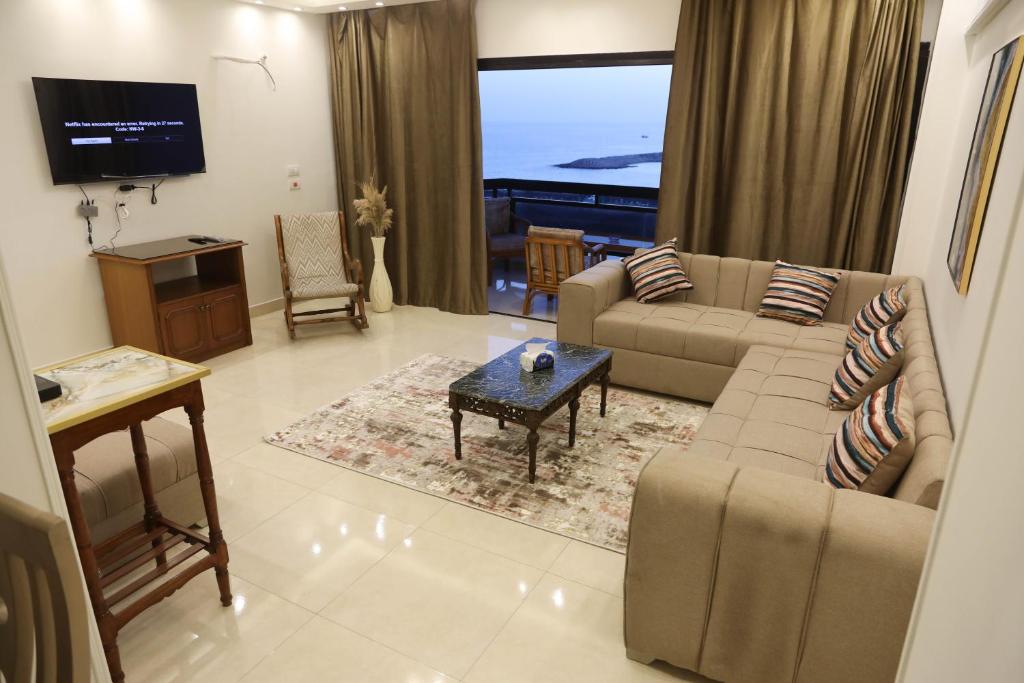 TV a/nebo společenská místnost v ubytování Gleem Bay Luxury Apartment