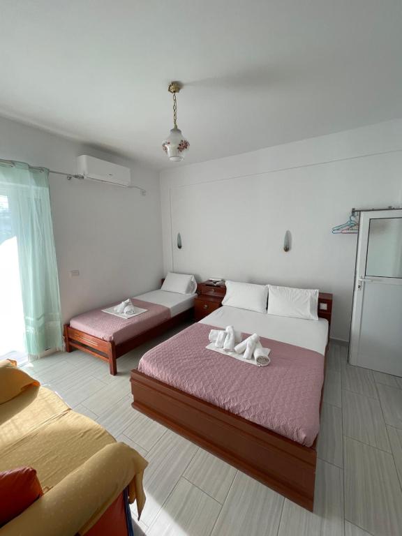 Postel nebo postele na pokoji v ubytování White Villa Ksamil