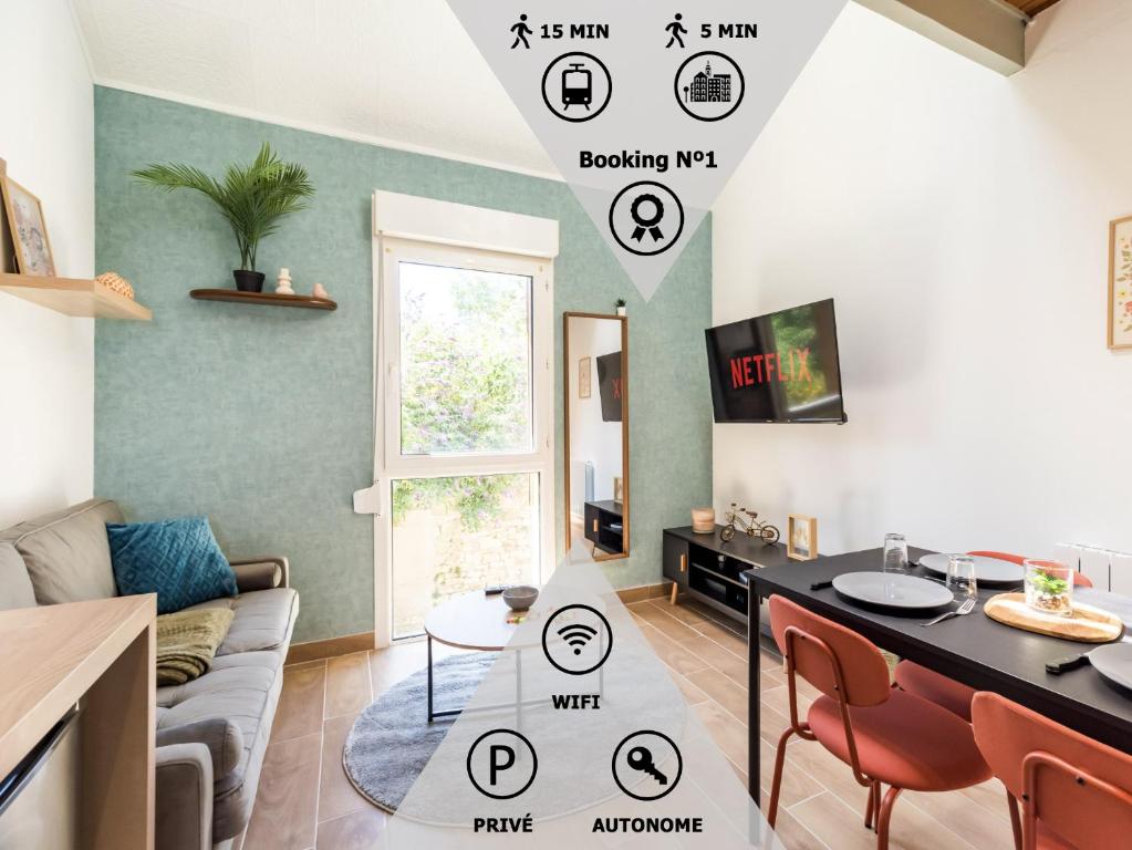 un salon avec diverses icônes sur le mur dans l'établissement NEW Le Duplex au Coeur de Ville PARKING Privé, à Guingamp