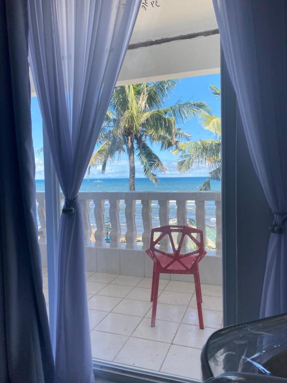 Zimmer mit Meerblick aus dem Fenster in der Unterkunft Ohana Semeistvo Beach house in Sampong