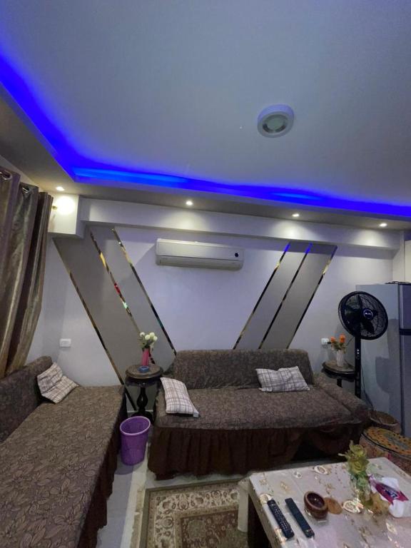 a room with two beds and a blue ceiling at قريه بورتو جولف مارينا in El Alamein
