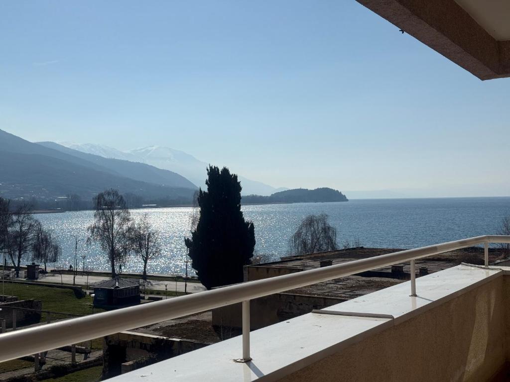 Cozy Off-Grid Cabin Surrounded by Trees with an Incredible View ... - Vrbo - Off-Grid Apartment With Lake View