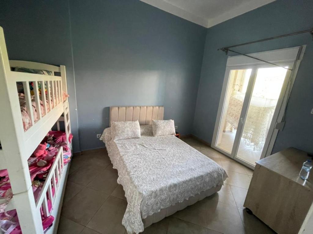 une petite chambre avec un lit et un miroir dans l'établissement BEJAIA Location Appartements de 49 à 59eur, à Béjaïa