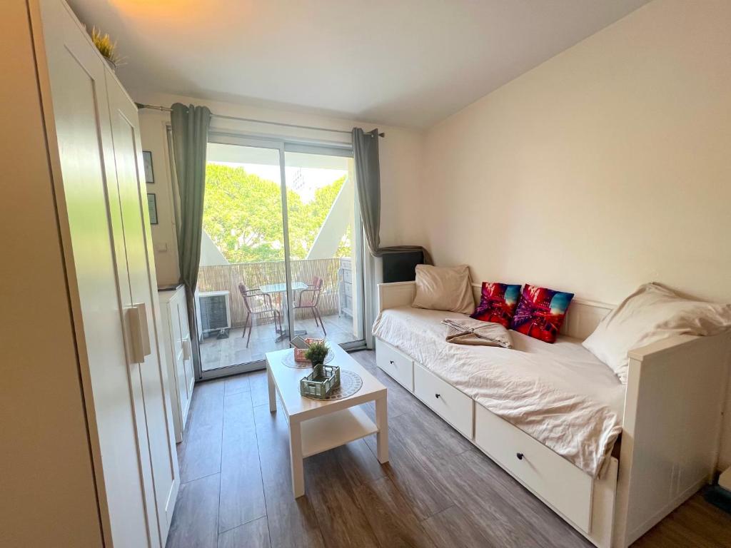 une petite pièce avec un lit et une table dans l'établissement Studio Rock wood, à La Grande Motte