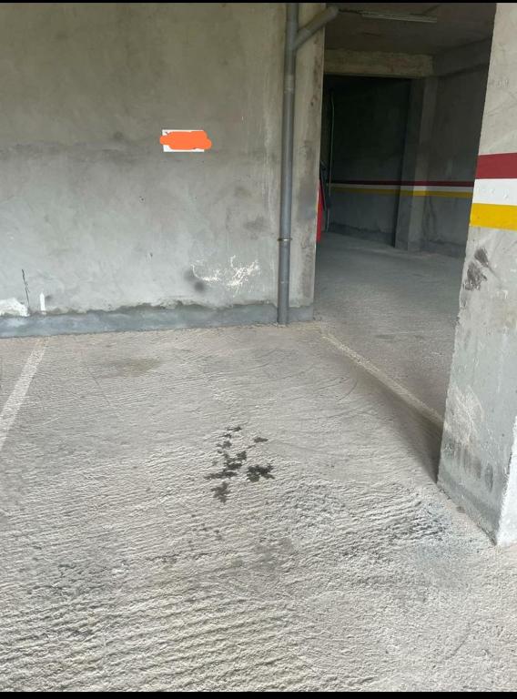 une pièce avec un tas de terre sur le sol dans l'établissement BEJAIA Location Appartements de 49 à 59eur, à Béjaïa