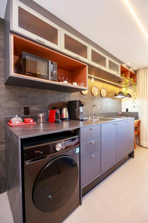 a kitchen with a sink and a dishwasher at Atmosfera 360 - Metrô Brooklin, Berrini e Consulado Americano in Água Boa