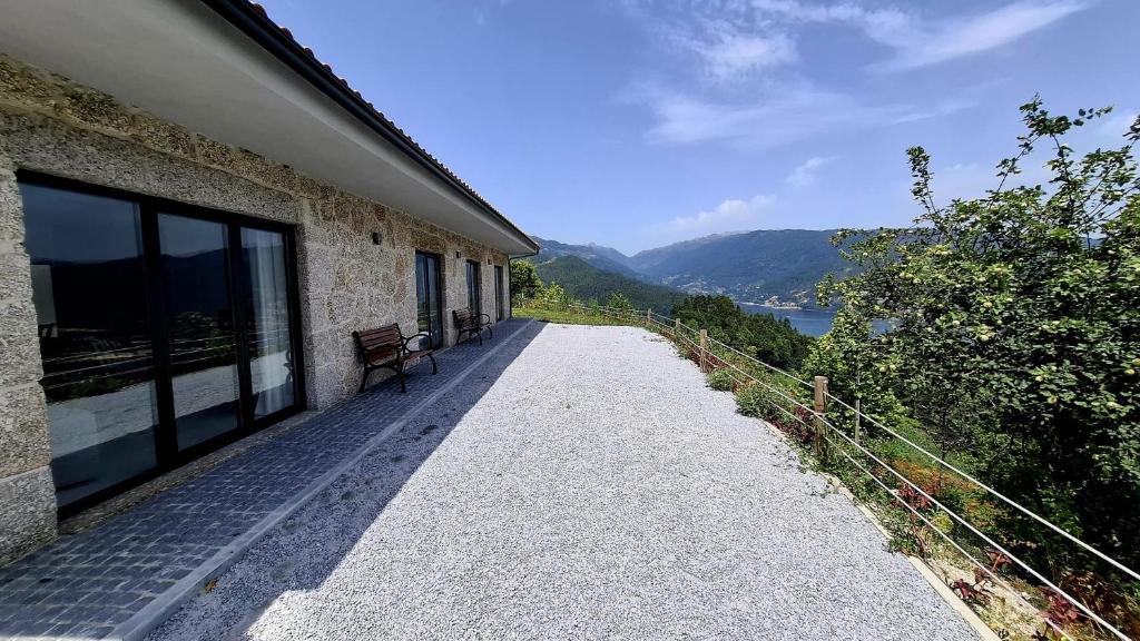 einer Bank auf der Seite eines Gebäudes in der Unterkunft Casa Sambinho II Bela Vista in Rio Caldo