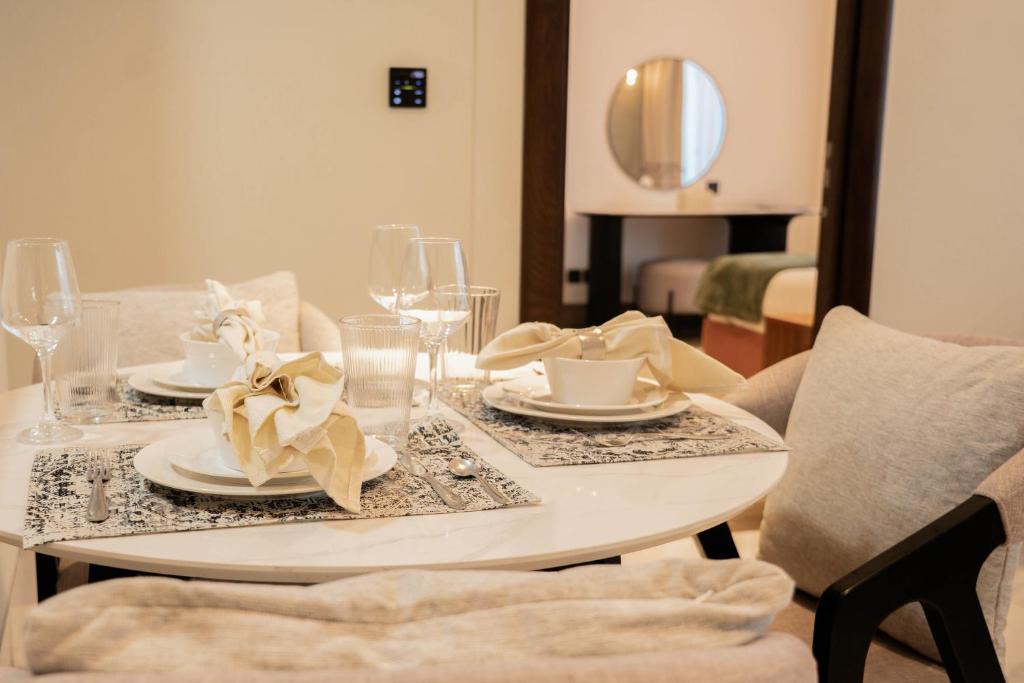 Downtown Suite l Elegant 1BR with Canal & City View l Central l Near Dubai Mall - Resim 19