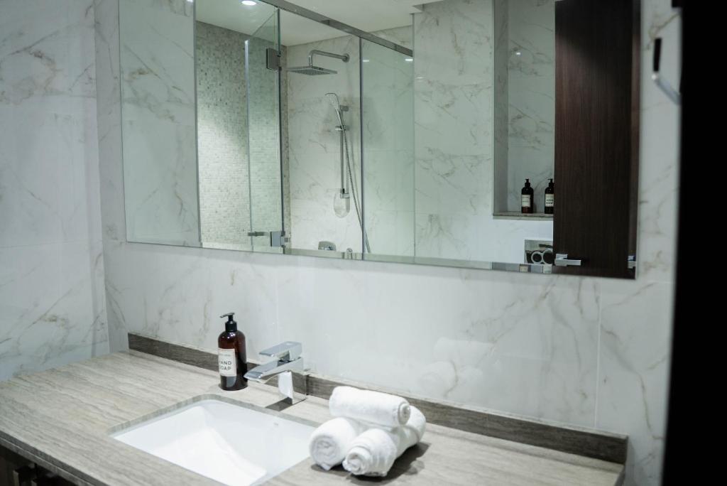 Downtown Suite l Elegant 1BR with Canal & City View l Central l Near Dubai Mall - Resim 3