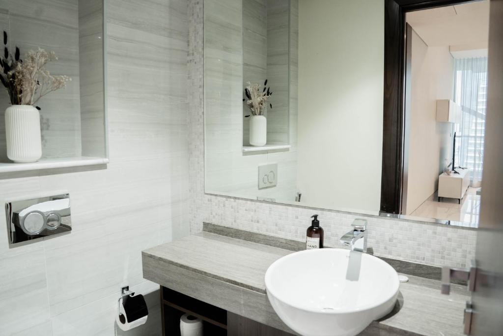 Downtown Suite l Elegant 1BR with Canal & City View l Central l Near Dubai Mall - Resim 41