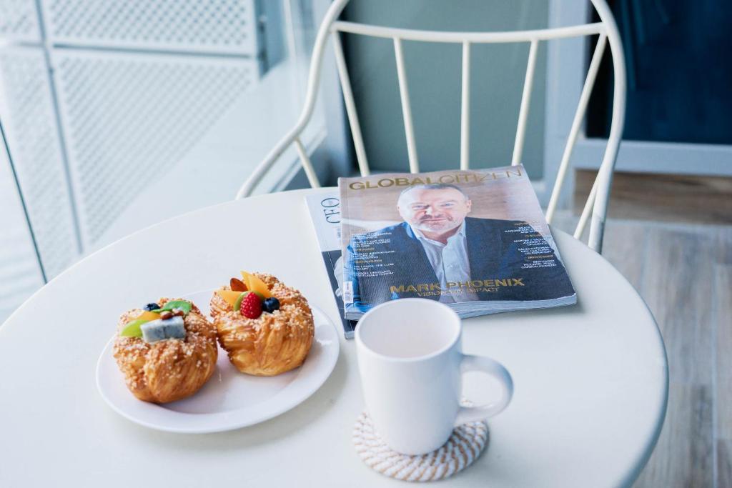 Downtown Suite l Elegant 1BR with Canal & City View l Central l Near Dubai Mall - Resim 28