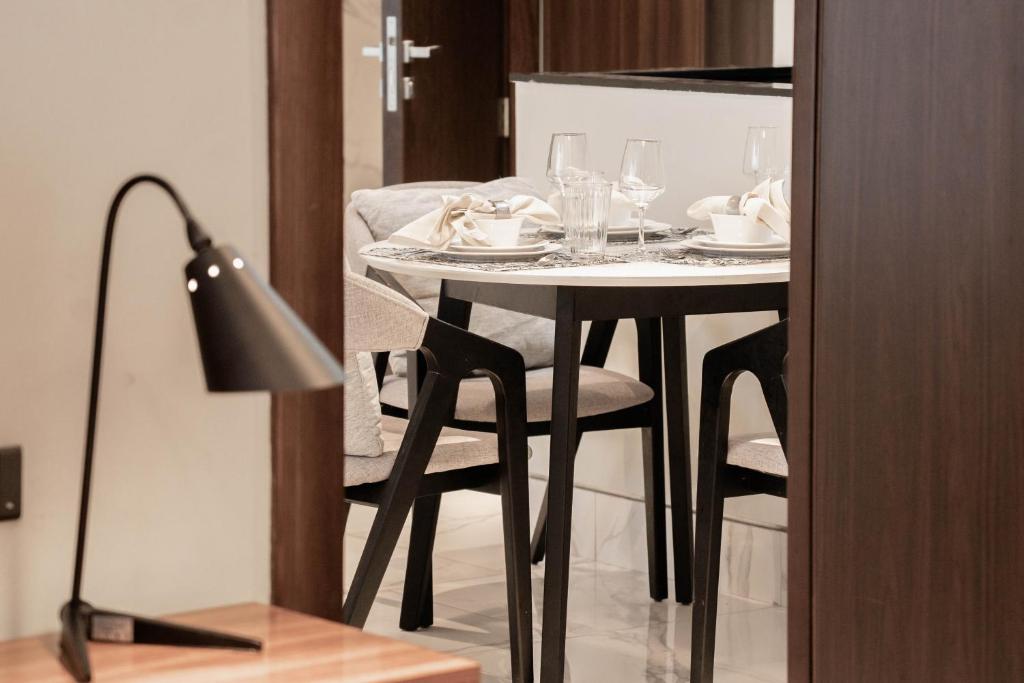 Downtown Suite l Elegant 1BR with Canal & City View l Central l Near Dubai Mall - Resim 20