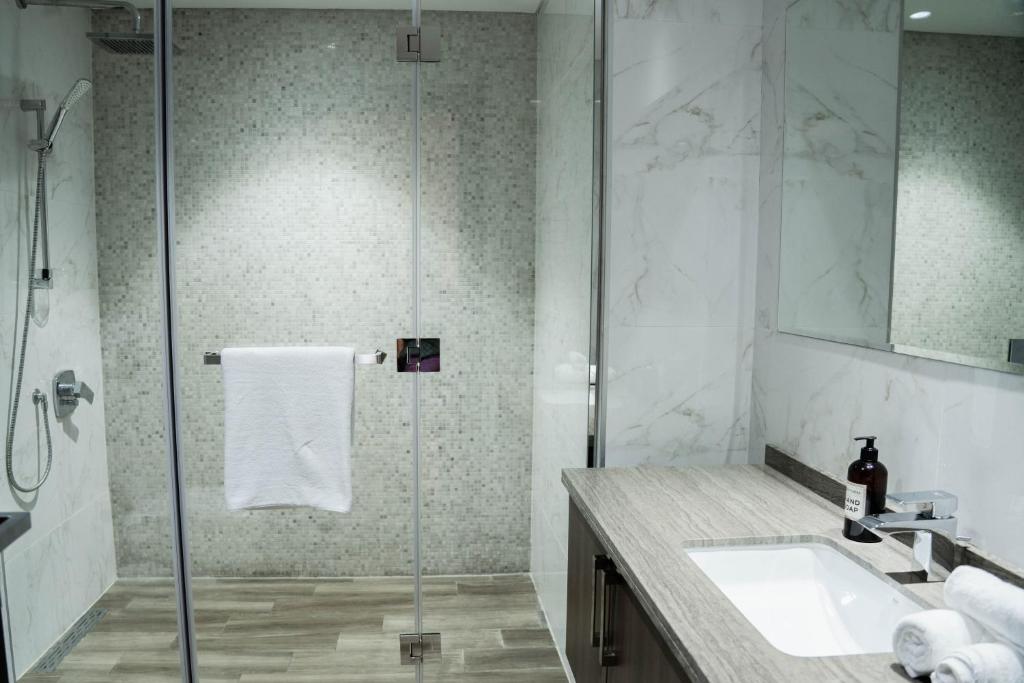 Downtown Suite l Elegant 1BR with Canal & City View l Central l Near Dubai Mall - Resim 33