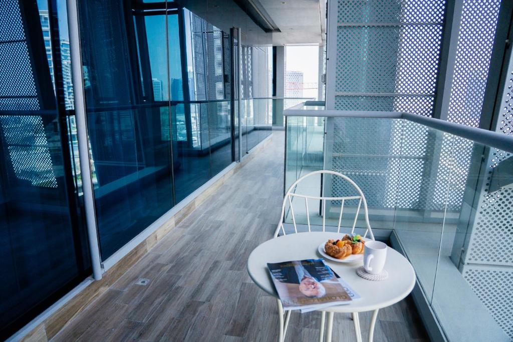 Downtown Suite l Elegant 1BR with Canal & City View l Central l Near Dubai Mall - Resim 31