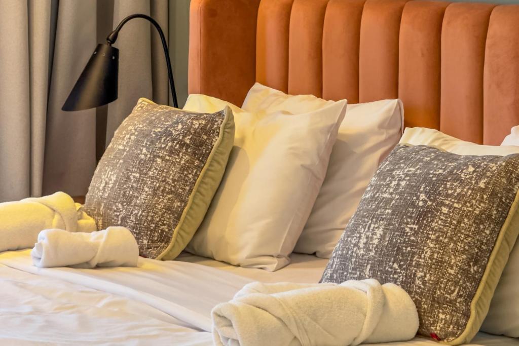 Downtown Suite l Elegant 1BR with Canal & City View l Central l Near Dubai Mall - Resim 34