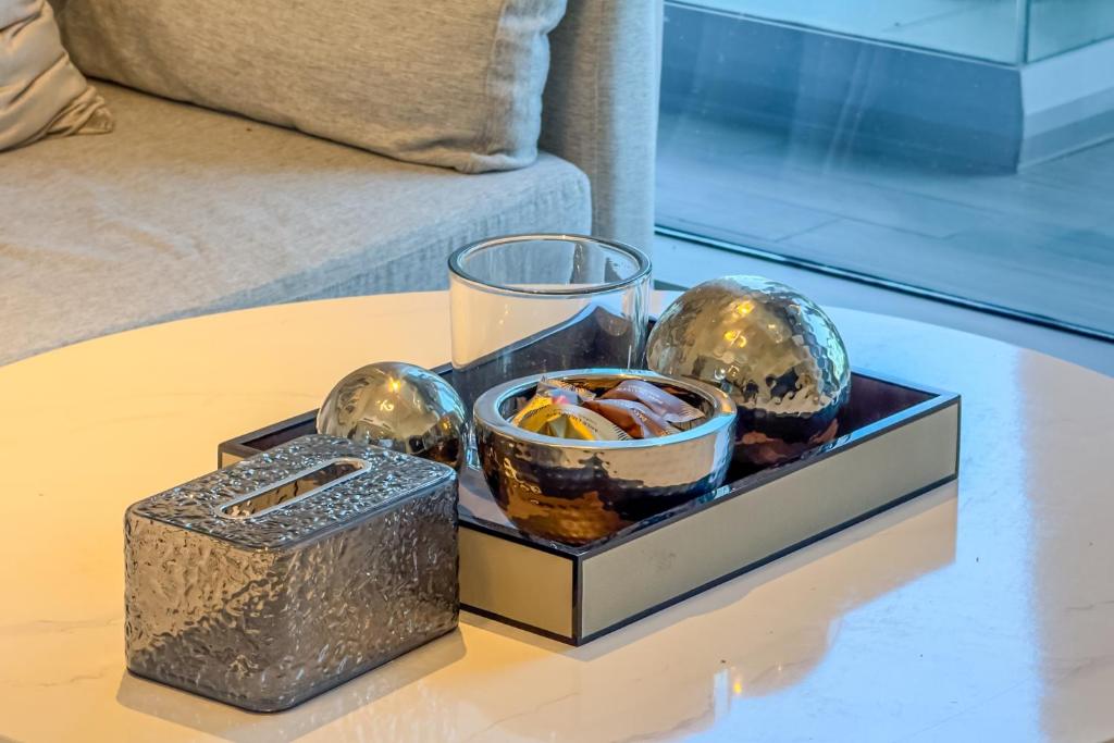 Downtown Suite l Elegant 1BR with Canal & City View l Central l Near Dubai Mall - Resim 17