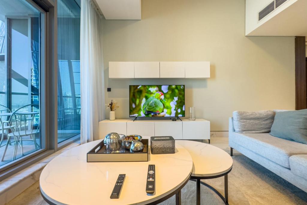 Χώρος καθιστικού στο Downtown Suite l Elegant 1BR with Canal & City View l Central l Near Dubai Mall
