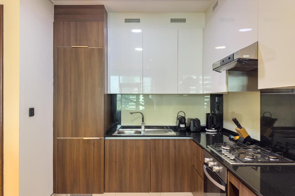 Downtown Suite l Elegant 1BR with Canal & City View l Central l Near Dubai Mall - Resim 45