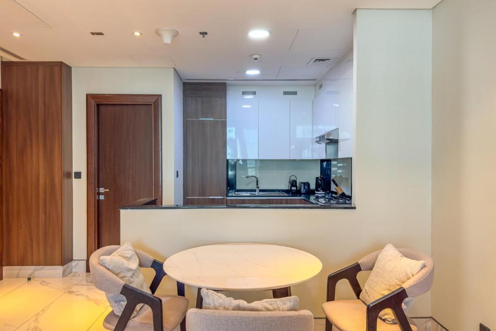 Downtown Suite l Elegant 1BR with Canal & City View l Central l Near Dubai Mall - Resim 6