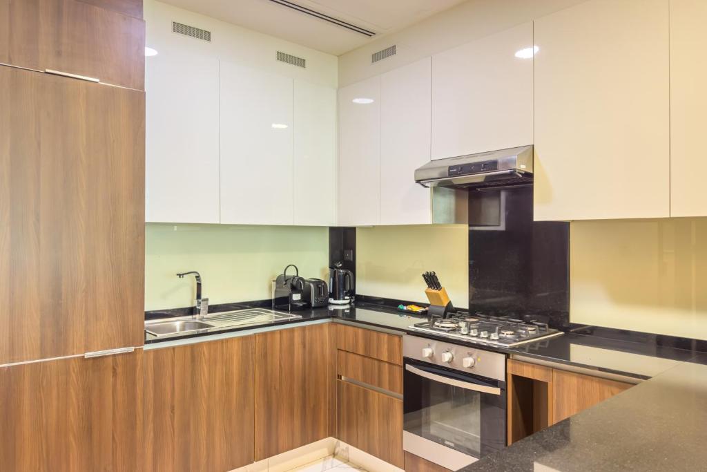 Downtown Suite l Elegant 1BR with Canal & City View l Central l Near Dubai Mall - Resim 27