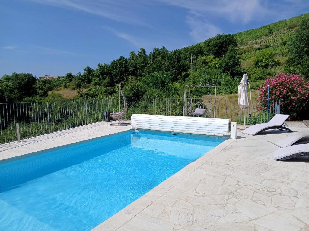 una piscina con panchina accanto di Villa spacieuse à Crozes-Hermitage avec piscine privée a Crozes-Hermitage
