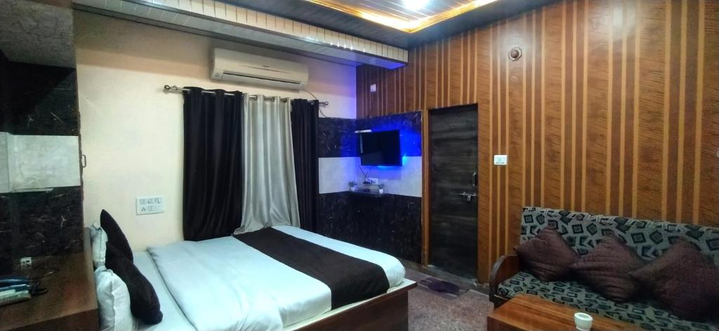 Postel nebo postele na pokoji v ubytování Hotel Sourabh Palace