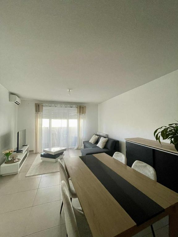 un salon avec un lit et un canapé dans l'établissement Le palmier Seynois, à La Seyne-sur-Mer