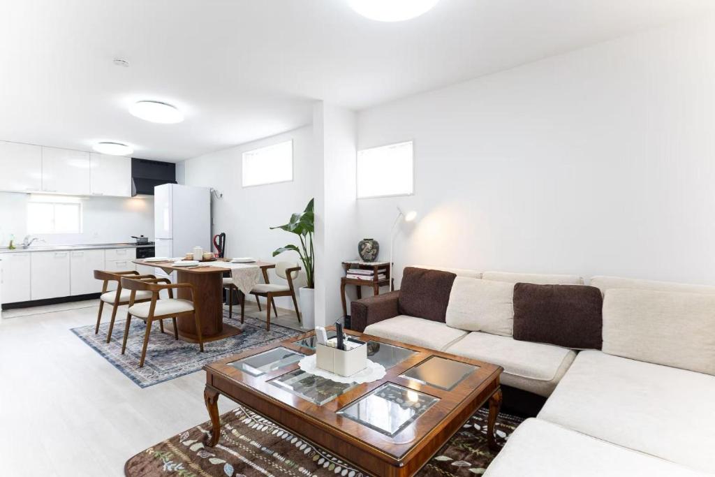 happy818, newly renovated, four rooms, two bathrooms, three toilets, 5 minutes walk from the subway, with garageJapan Osaka Nishinari-ku Entire B&B
