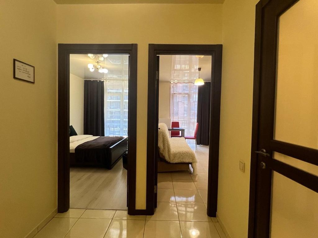 Giường trong phòng chung tại VIP AVALON Чорновола 16-з