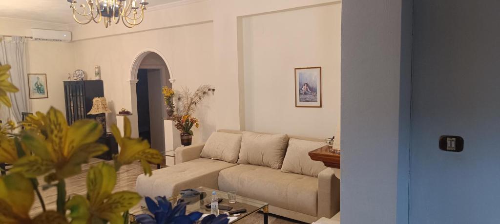 ein Wohnzimmer mit Sofa und Tisch in der Unterkunft All season House in Kanálion