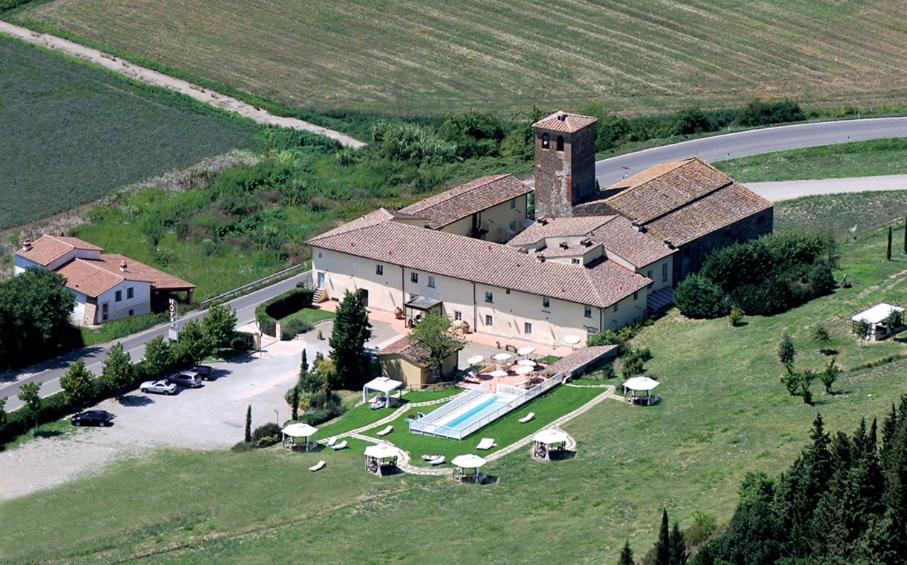 una vista aérea de una casa grande con piscina en Borgo Sant'ippolito Country Hotel, en Ginestra