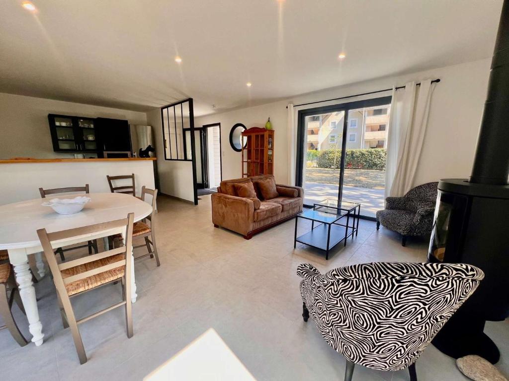 Posezení v ubytování Maison neuve 4 pièces 130m² proche plage, 8 pers - FR-1-478-194