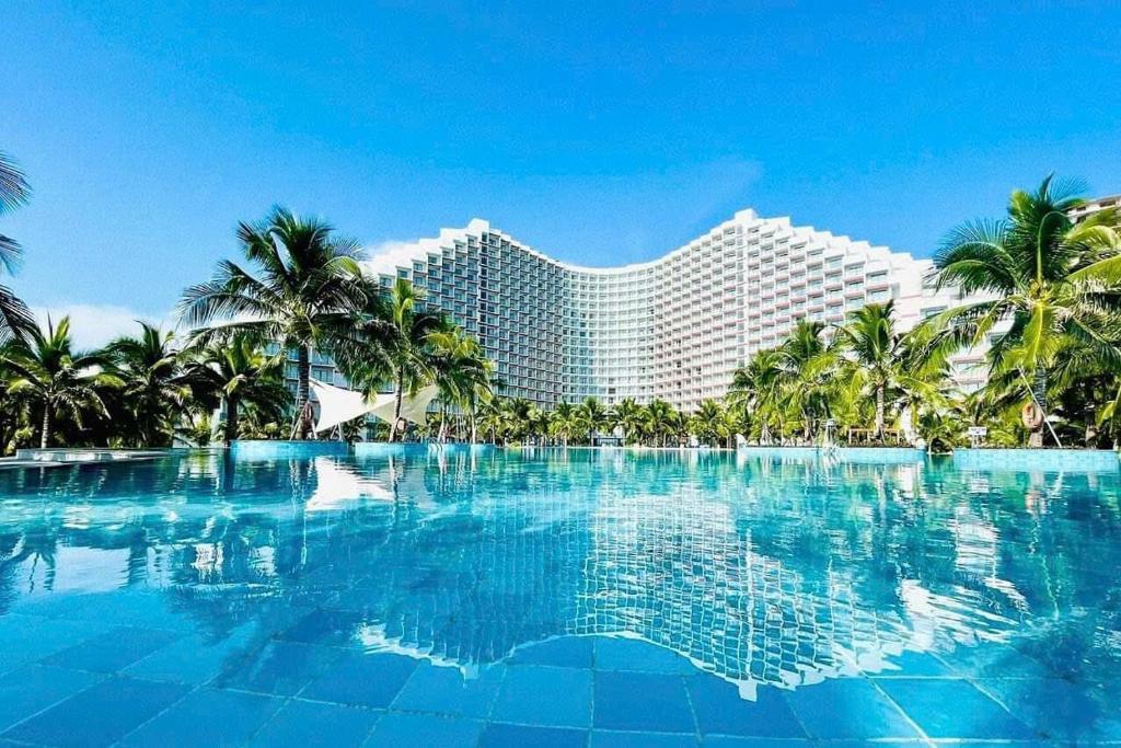 Cam Ranh International AirportThe Ocean View Cam Ranh Resort的酒店前面设有一个大型游泳池