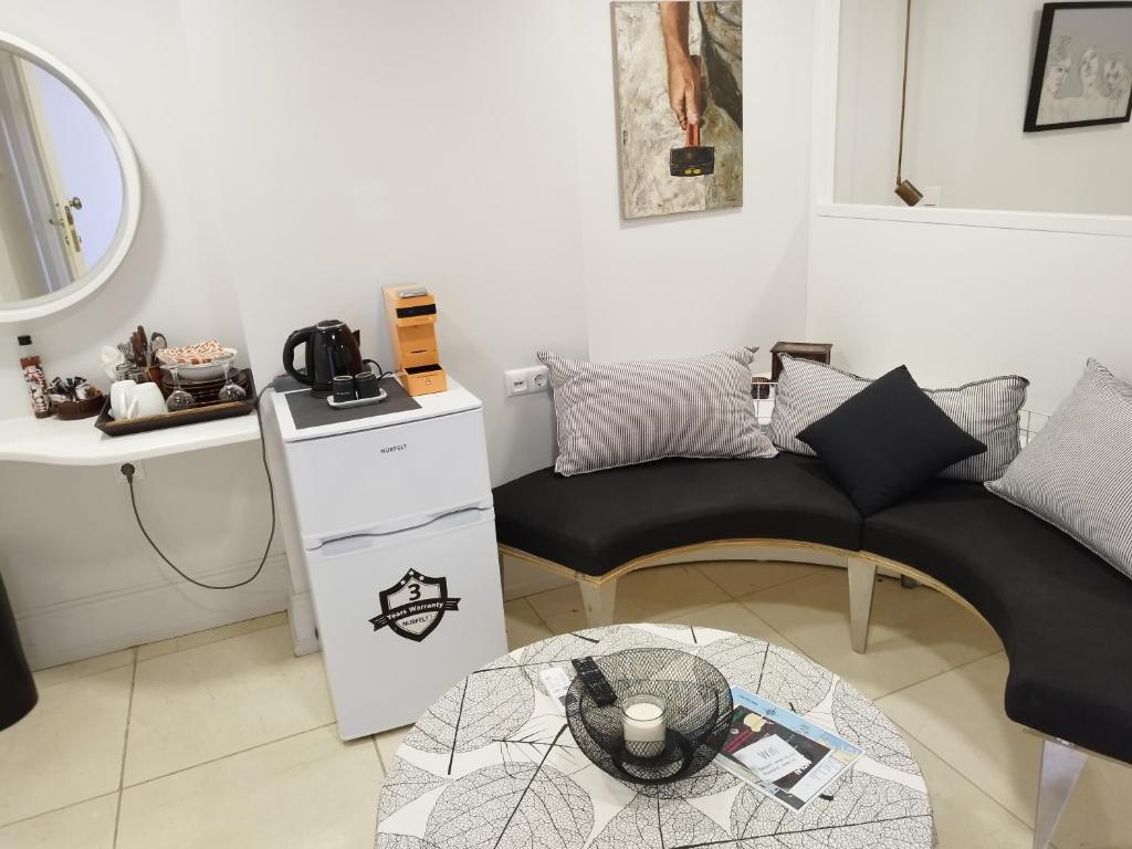 A seating area at Candia Strada