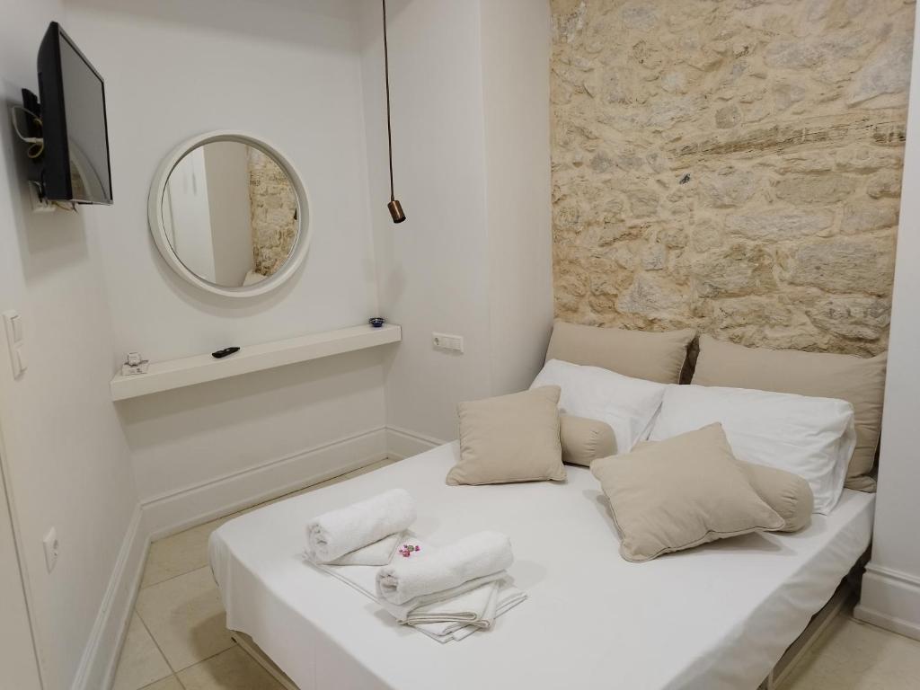 A bed or beds in a room at Candia Strada
