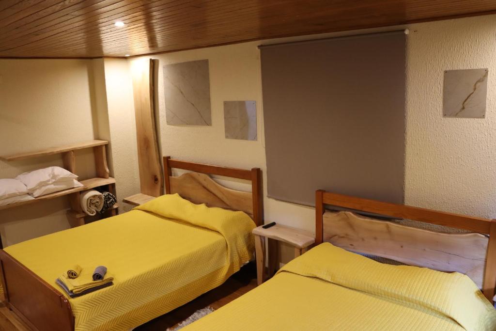 Ένα ή περισσότερα κρεβάτια σε δωμάτιο στο Quartos e Apartamentos do Patrão