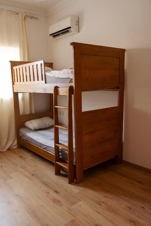 una camera con un letto a castello con una scala e un letto a castello di Eftalya Hostel Tanger a Tangeri