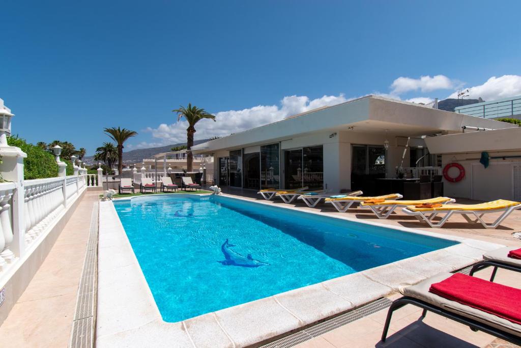 Stunning 6 Bedroom Villa Private Heated Pool