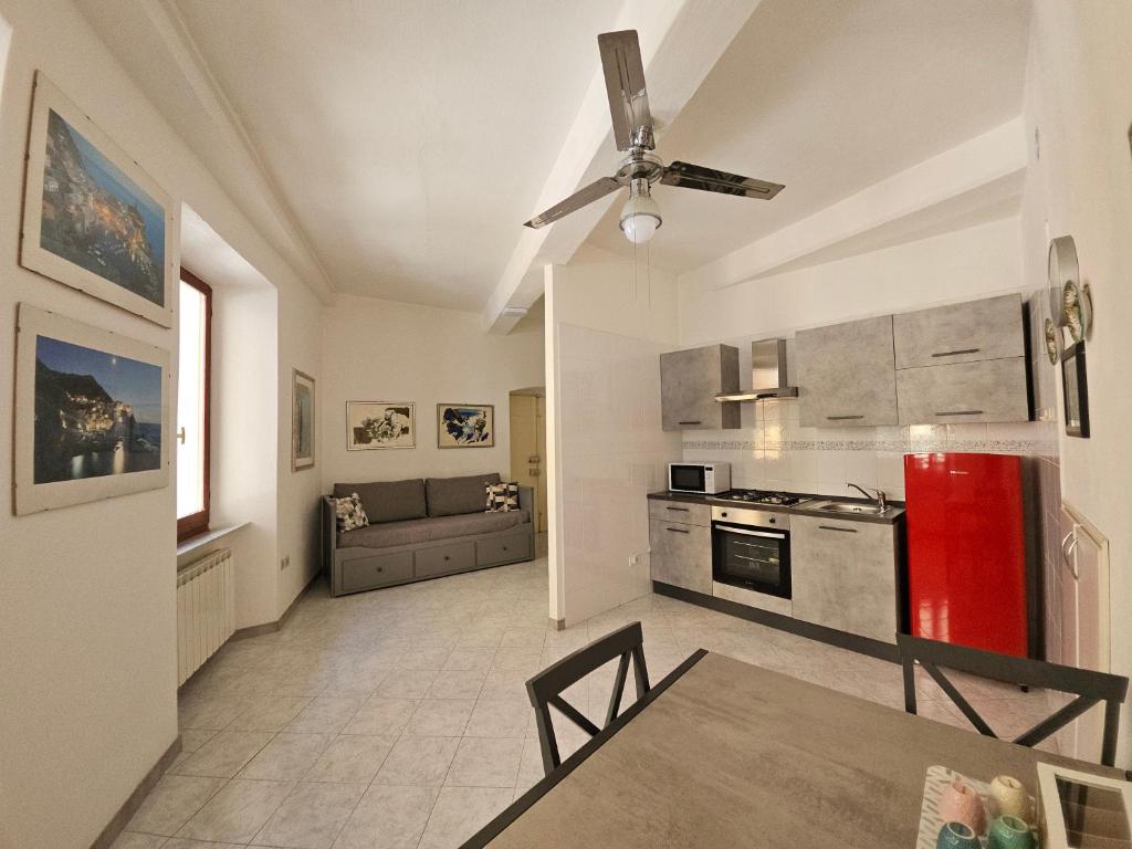 a kitchen and living room with a ceiling fan at Appartamento Cà dii Cici - Da Carlutin in Riomaggiore