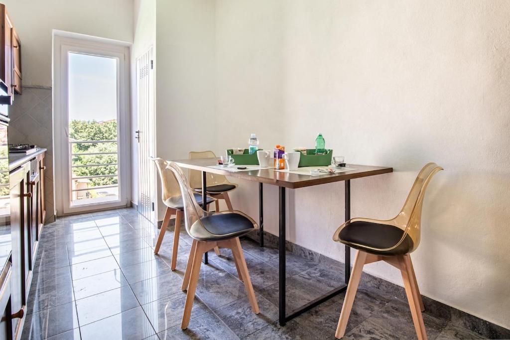 a kitchen with a table and four chairs at Leaning Tower Cozy 3 Bedroom Holiday Home in Pisa