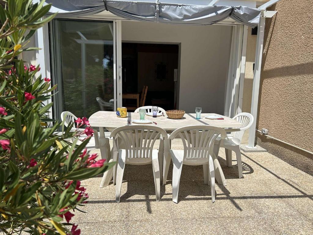 Photo de la galerie de l'établissement Charmant Pavillon 2 Pièces, Mezzanine, Terrasse et Piscine à 700m de la Plage - Saint Pierre La Mer - FR-1-229D-329, à Saint Pierre La Mer