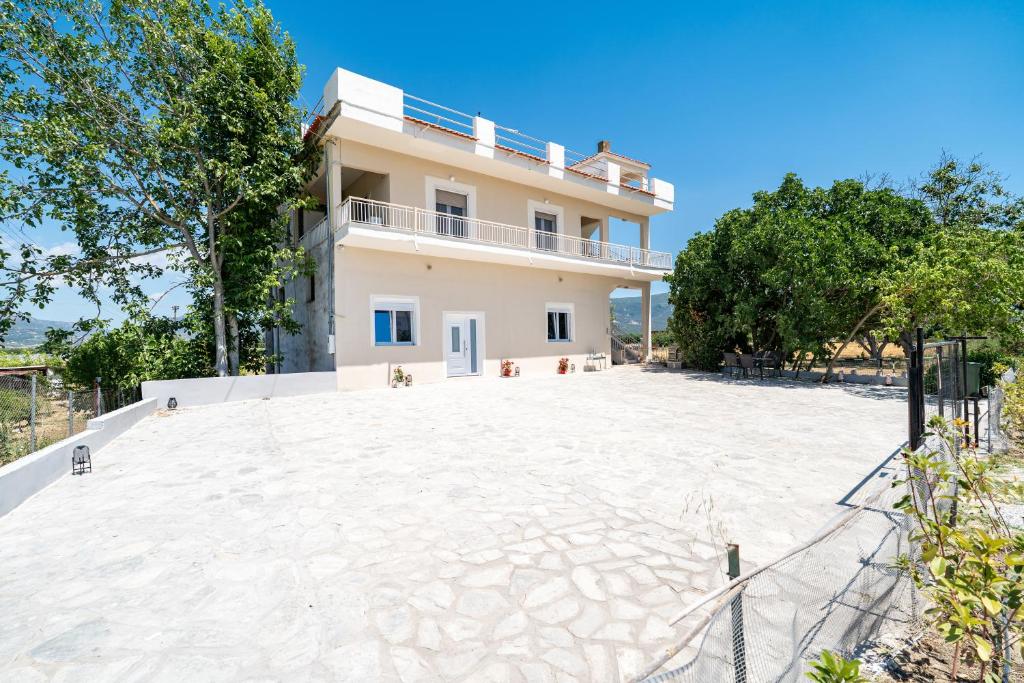 an image of a villa with a large driveway at Elena's House in Polístilon
