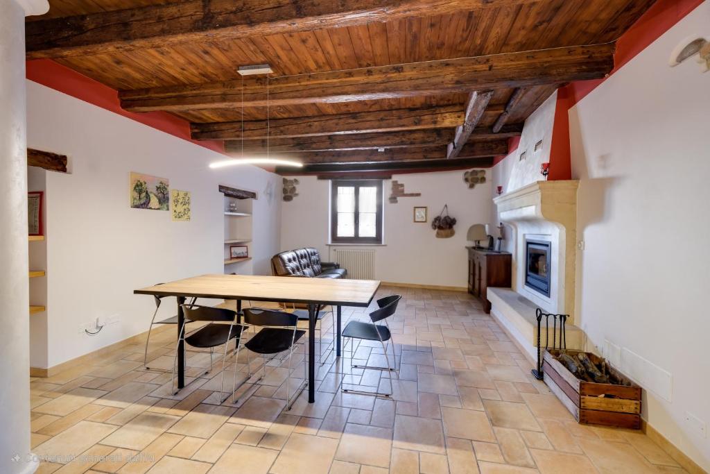 TV a/nebo společenská místnost v ubytování Ca' Gremal - Casa vacanze tra le colline del Garda - Calmasino di Bardolino