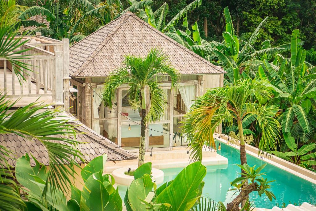 Uluwatu Lagoons - Retreat and Villas في أُلُواتو: منظر جوي لمنزل به حوض سباحة
