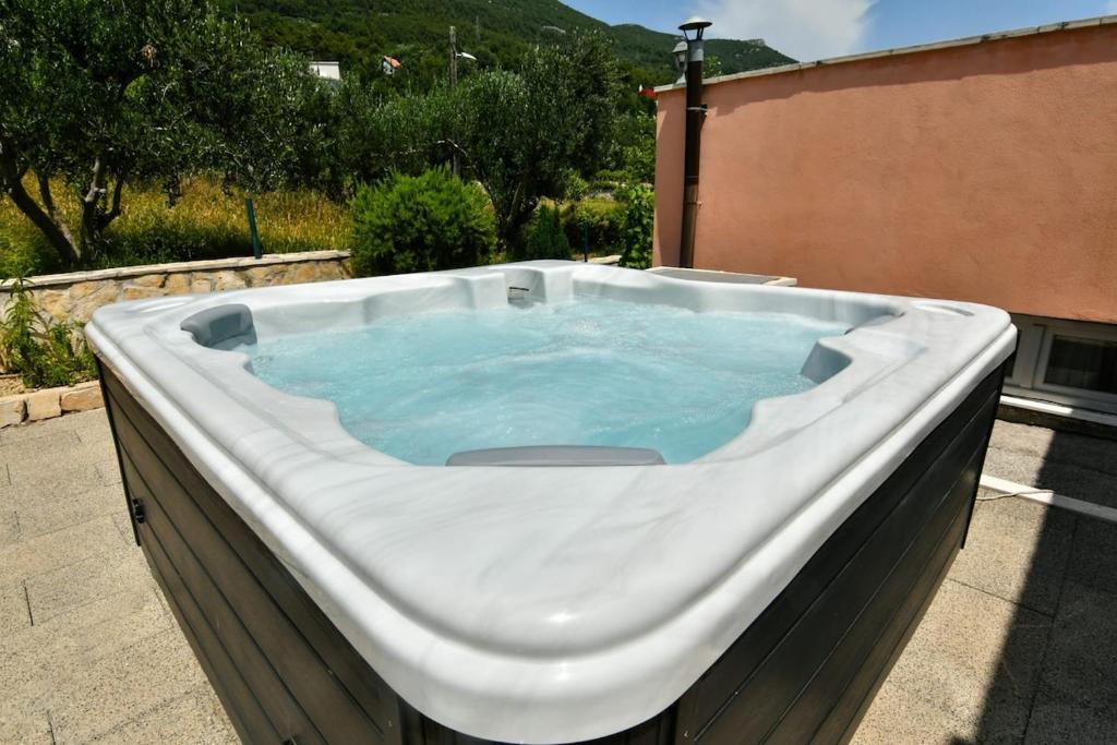 Φωτογραφία από το άλμπουμ του Oasis of peace with jacuzzi σε Kaštel Stari