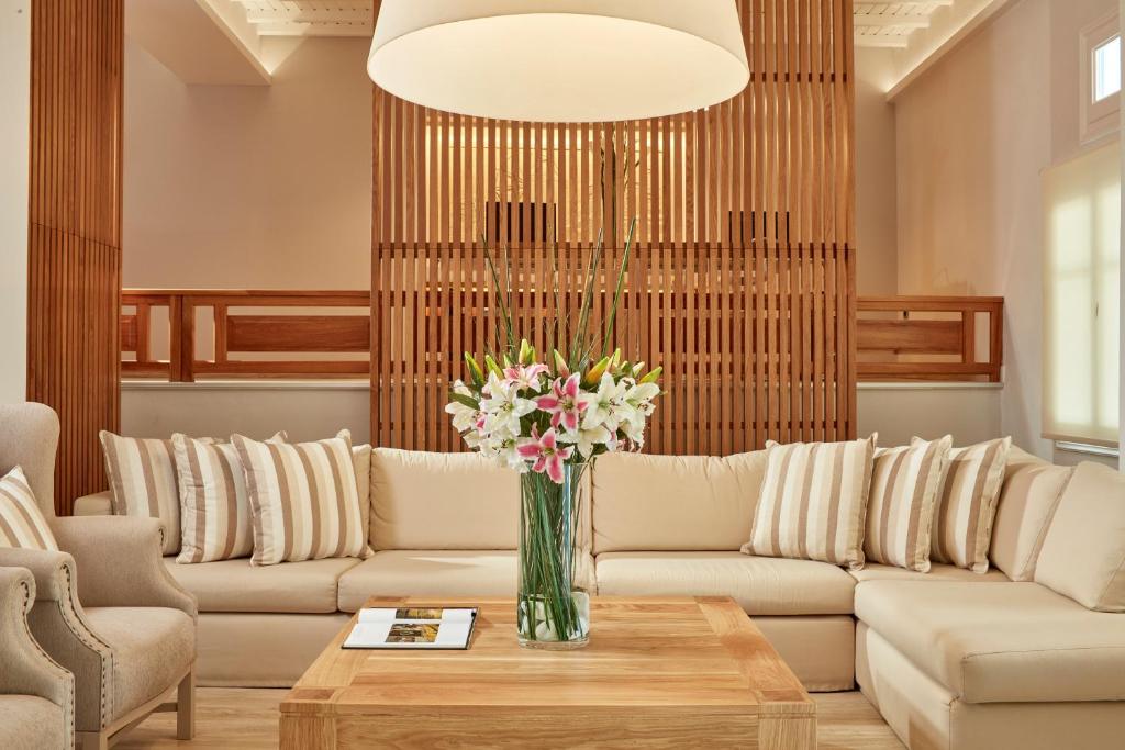 Posezení v ubytování Mykonos Kosmoplaz Beach Resort Hotel