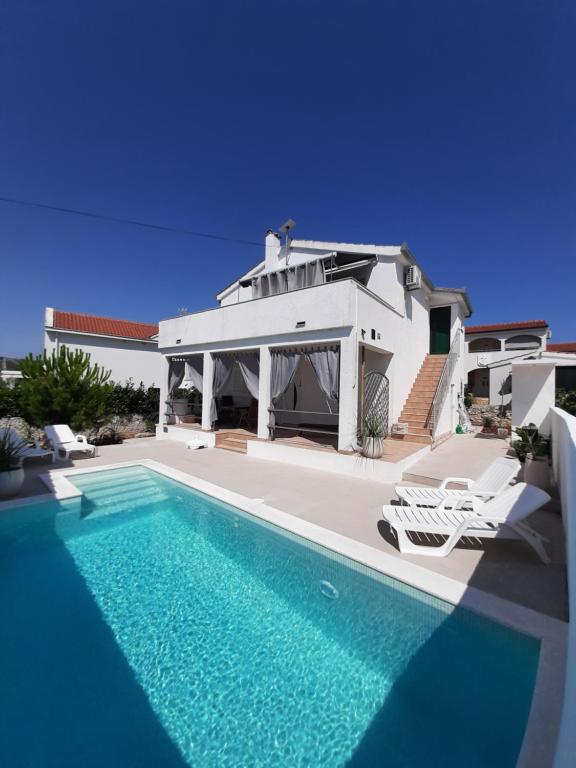 SEA YA - two apartments house with pool - 200m from beach